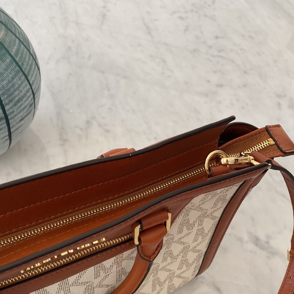 Michael Kors bag like new - Picture 3 of 11